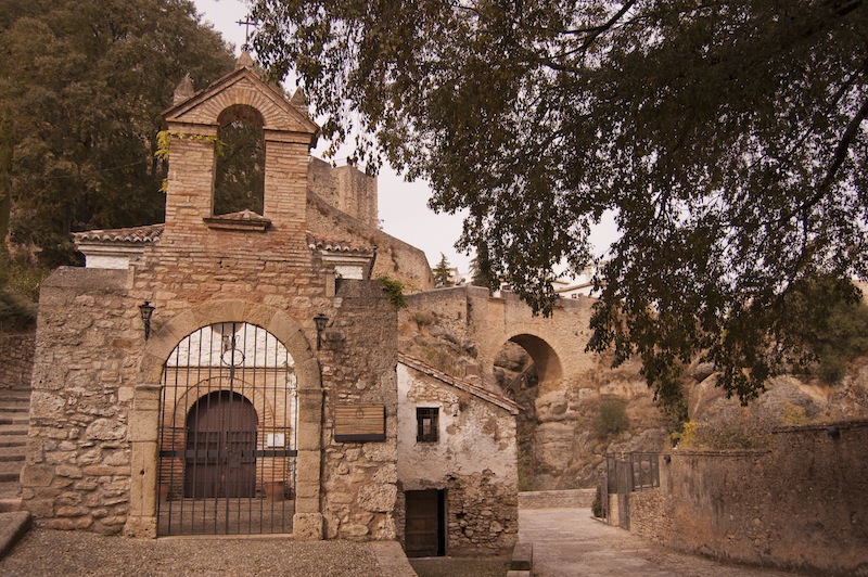 Ermita de San Miguel - Santa Cruz con el Puente Viejo al fondo